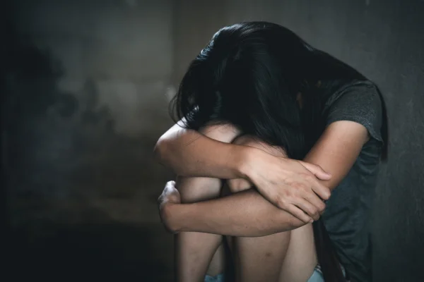 O minoră plecată dintr-un centru social a fost găsită într-un imobil insalubru, cu urme de violenţă / Pe numele bărbatului care a agresat-o a fost emis ordin de protecție