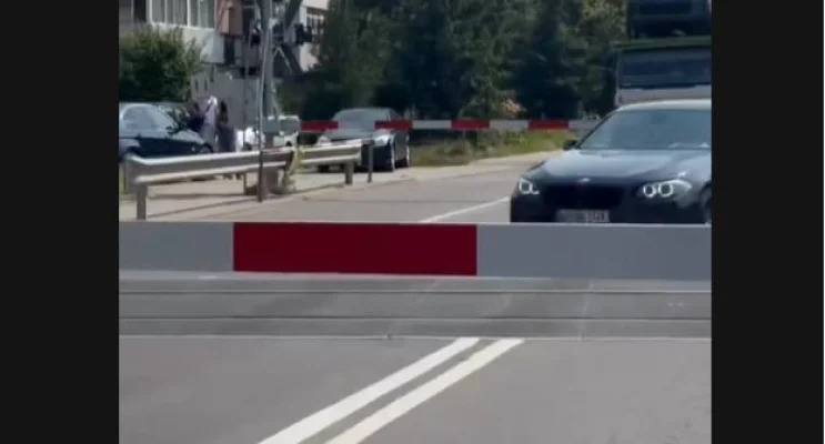 VIDEO Un șofer a fost filmat când ignoră bariera coborâtă la o trecere la nivel cu calea ferată din Piteşti / A fost identificat și sancționat