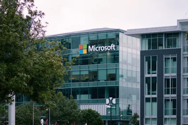 Microsoft aduce funcții AI în Paint, Snipping Tool și Notepad: ce e nou