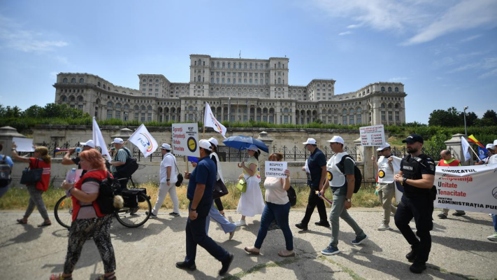 Funcționarii dau în judecată statul român pentru tăierea sporurilor. Zegrean: Procesul va ajunge la CCR