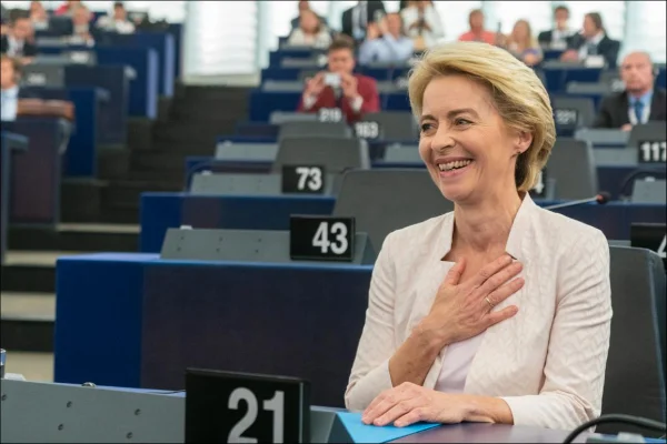 Ursula von der Leyen l-a felicitat pe Nicușor Dan după începerea mandatului prezidențial