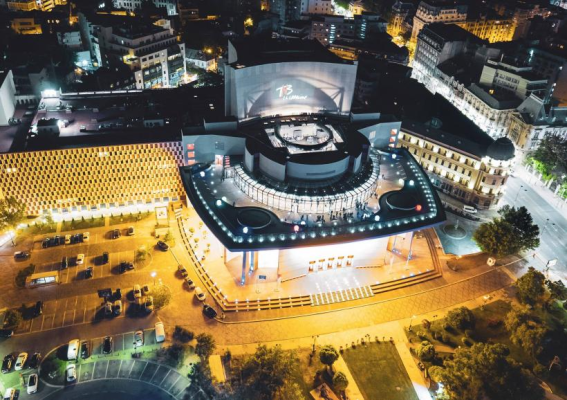 Se deschide Amfiteatrul în aer liber, sus, pe Teatrul Național din București