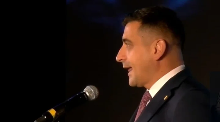 Simion a anuntat in SUA ca va infiinta „imparatia lui Dumnezeu”. El se prezinta in continuare drept „candidat la Presedintia Romaniei”