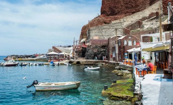 Numărul turiștilor din Santorini a scăzut semnificativ, deoarece temerile legate de cutremure îi țin pe vizitatori la distanță