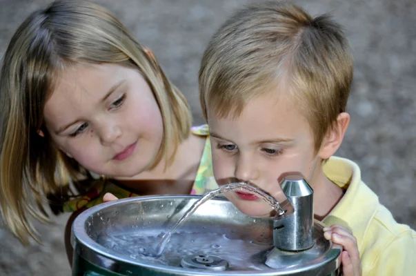 Copiii pot avea frecvent probleme digestive în sezonul cald și în călătorii. Cum știi că cel mic este deshidratat și ce măsuri trebuie să iei?