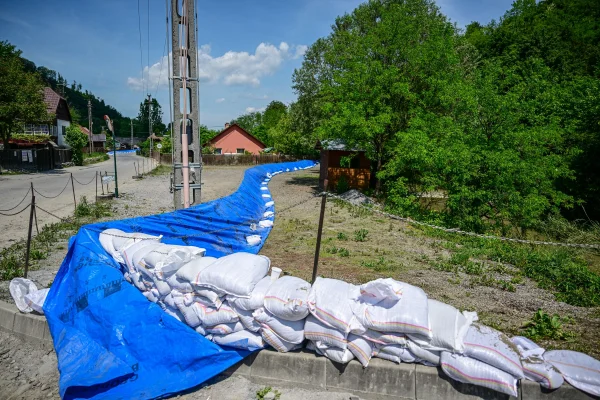Oamenii din Praid nu au voie să se întoarcă în casele evacuate din zona de risc încă 30 de zile. În zonă a venit și președintele Ungariei