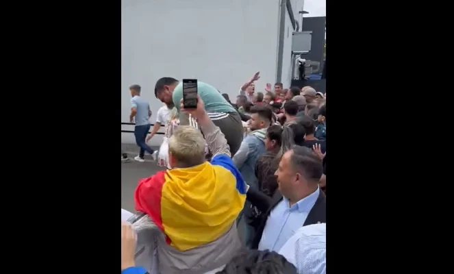 VIDEO Suporterii lui George Simion sar gardurile și intră peste rând la vot la o secție din Dortmund / La Roma au fost împrăștiați cu poliția