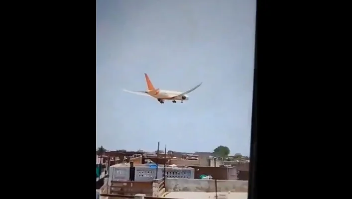 BREAKING LIVE Un avion cu 242 de persoane la bord s-a prăbușit în India, într-o zonă rezidențială dens populată / În avion se aflau 53 de britanici: ”Scene devastatoare”, spune premierul Keir Starmer / Imagini cu avionul când se prăbușește