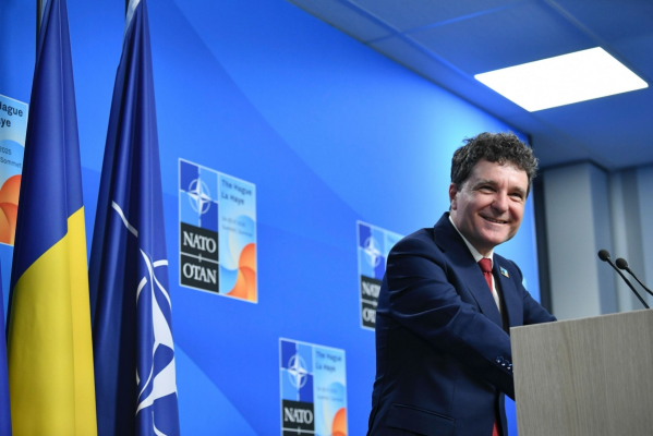 Analiză fierbinte a Politico: Nicușor Dan se află într-un triunghi amoros cu Mertz și Macron!