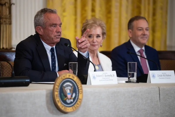 Robert Kennedy Jr. vrea interzicerea revistelor științifice medicale, pentru că „toate sunt corupte”. Elimină și vaccinul anti-COVID