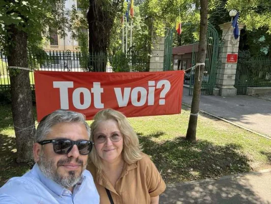 Banner cu mesajul: ”Tot voi?”, amplasat la sediul central al PSD. Activist: Peste 13.000 de membri PSD sunt supăraţi pe conducerea partidului care a guvernat România în ultimii 10 ani! ÎI aşteptăm în faţa sediului, începând cu ora 17:00