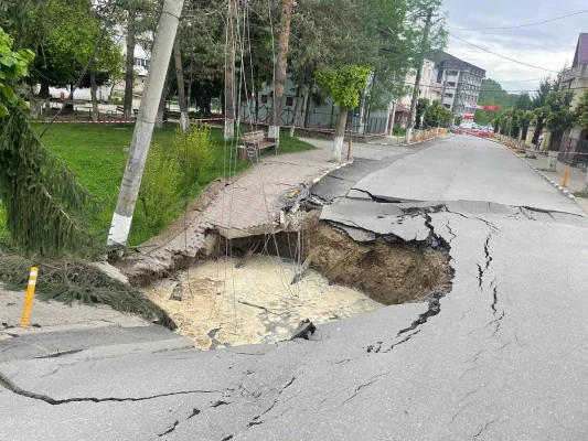Circulaţie rutieră cu restricţii pe patru drumuri naţionale din judeţele Bacău, Galaţi, Harghita şi Vrancea, din cauza ploilor abundente / Trafic feroviar pe un fir, între Predeal şi Timişu de Sus, din cauza surpării terasamentului