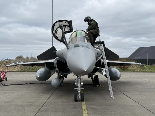 Pakistanul susține că a doborât CINCI avioane de luptă indiene