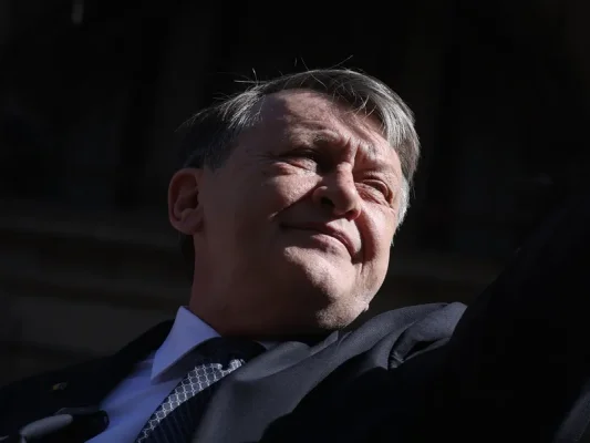 Politică fără păpușari: Crin Antonescu refuză pensia specială și promite resetarea sistemului
