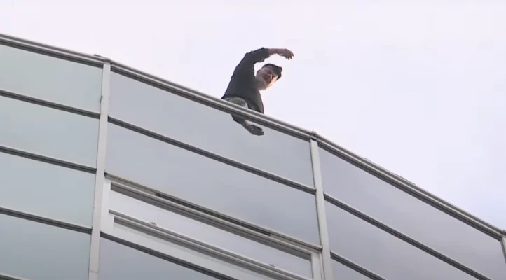 Haos la ÎCCJ: După pronunțarea deciziei un protestatar s-a urcat pe clădire și amenință / Acesta refuză să coopereze cu forțele de ordine