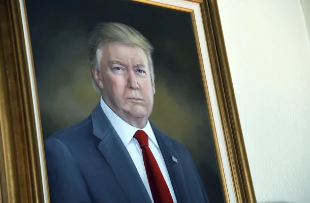 Donald Trump și cultul personalității: „Omagiere instituționalizată”, precum în comunism, în România