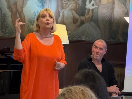 Aplauze pentru poet pe scenă...în Spania, cu actorii Emilia Popescu, Demeter András și pianistul Cătălin Răducanu, a impresionat românii din diaspora, la Barcelona, Madrid și Valencia