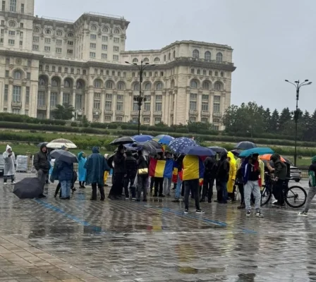 Protest în ziua învestirii lui Nicușor Dan: Doar 100 de persoane au răspuns apelului lui George Simion - Fake-news în imagini, demontat de Jandarmerie