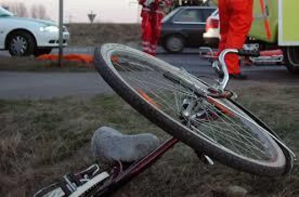 Biciclist lovit de o dubiță în Alba. Șoferul a fugit de la locul faptei