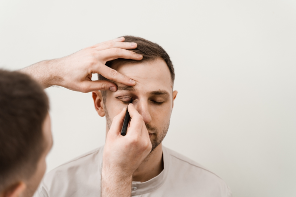 Când se recomandă chirurgia pleoapelor. Dr. Irina Bârcă: „Blefaroplastia nu este doar pentru femei, ci și pentru bărbați. Corectează pungile sub ochi, dacă tehnica este corectă”