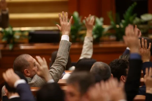 Ce bani au primit de la stat și cât au cheltuit partidele în primele luni ale anului. Formațiunile și-au depășit bugetele
