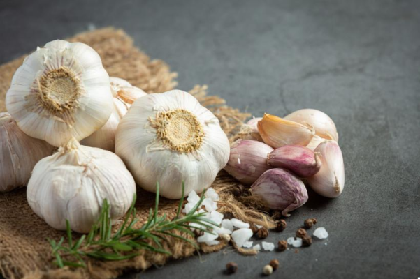 Ce se întâmplă cu tensiunea ta arterială când mănânci usturoi?
