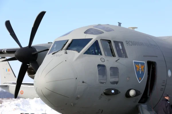 Foto
        Nicușor Dan a plecat la Cincu și Chișinău cu un avion al Armatei. Cum arată aeronava modificată pentru astfel de călătorii