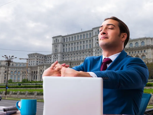 Bugetarii, revoltați că li se plafonează sporul de antenă: „Dați jos antenele de pe Casa Poporului”