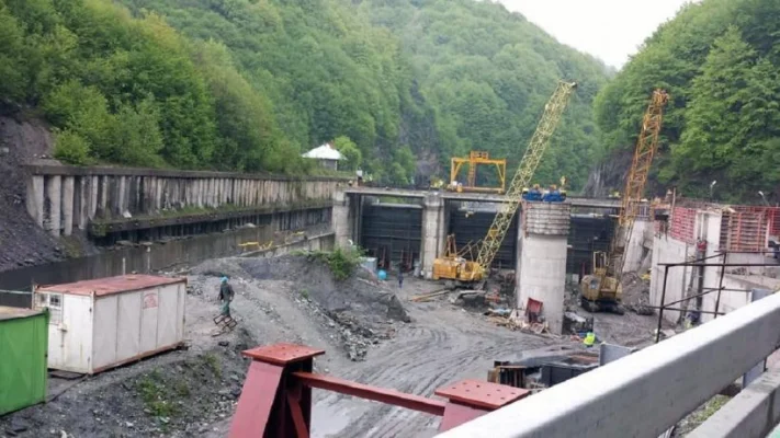 Una caldă, una rece: hidrocentrala Livezeni-Bumbești primește acordul de mediu, hidrocentrala Răstolița îl pierde
