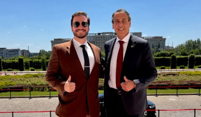 Omul lui Trump în Groenlanda, Tom Dans, a venit în România ca să-l ajute pe Călin Georgescu să câștige „această luptă”