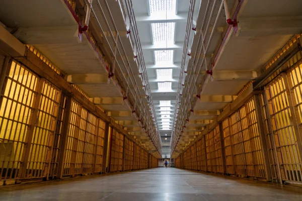 MAE verifică cu SUA acuratețea informațiilor legate de o posibilă intenție a Administrației TRUMP de a trimite migranți români la Guantanamo