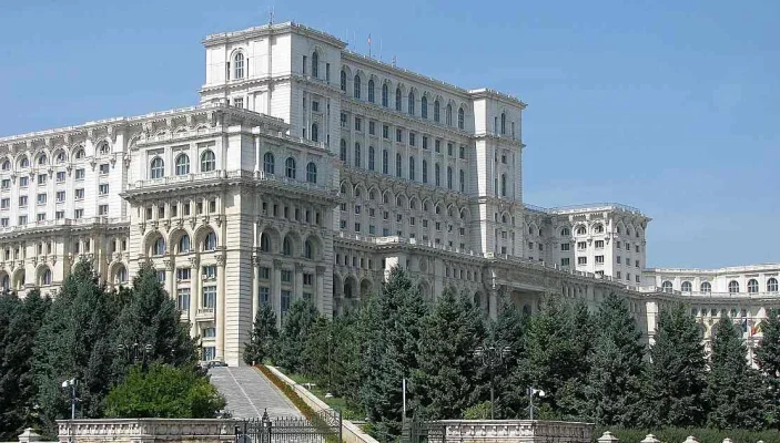 Faţada Palatului Parlamentului – iluminată în culorile drapelelor României şi Germaniei