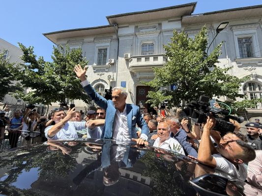 AUR recunoaste ca i-a adus pe aplaudacii din fata Judecatoriei Sector 1: „Calin Georgescu, te iubim” – VIDEO