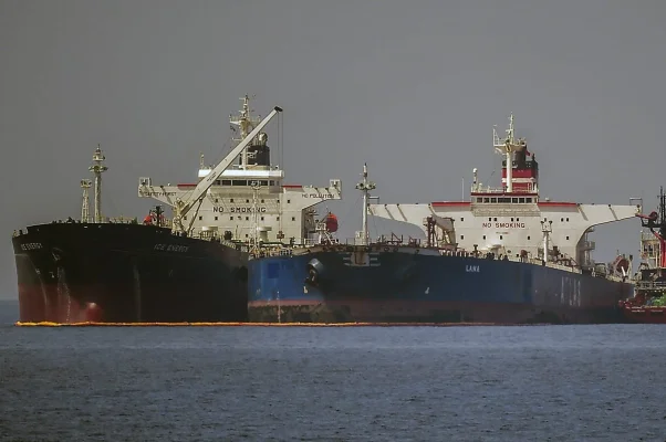 India, al treilea mare importator de petrol, vrea să cheltuie 10 miliarde de dolari pentru a avea propria sa flotă de tancuri petroliere