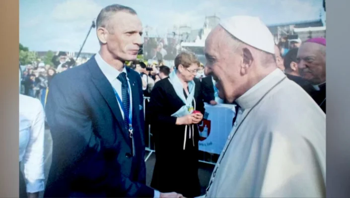 Ziua în care Papa Francisc a vizitat Iașiul. Cătălin Hădăr, sculptorul care a creat un scaun pe care a stat Papa