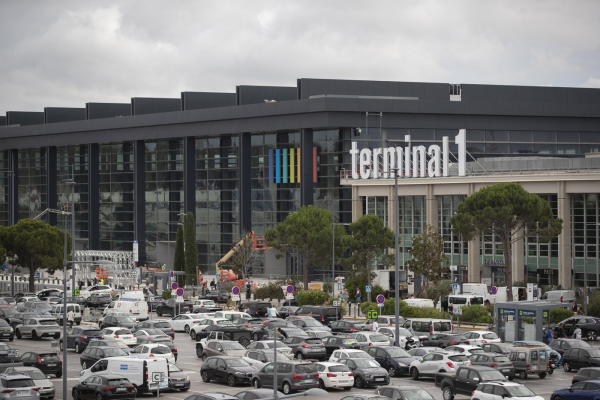 Aeroportul din Marsilia, închis din cauza unui incendiu de vegetaţie alimentat de vântul puternic
