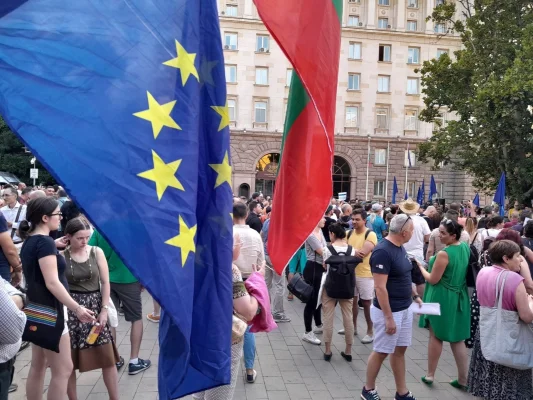 AFP: Jumătate dintre bulgari nu vor în zona euro, într-o ţară în care furia creşte, alimentată de manifestaţii ale naţionaliştilor şi dezinformare: ”Adoptarea euro ar însemna îmbacarea pe Titanic”