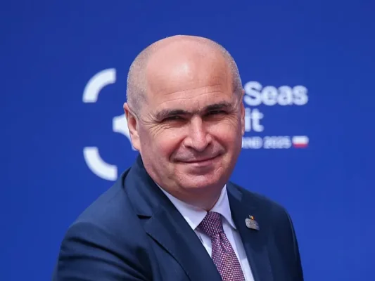 Bolojan a concediat 150 de oameni din Parlament. Secretarul câștiga 60.000 € pe an