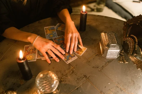Mulți americani apelează la astrologie, cărți de tarot sau ghicitori cel puțin o dată pe an, arată un sondaj / Femeile tinere și persoanele LGBTQ+ sunt cei mai mari fani ai astrologiei