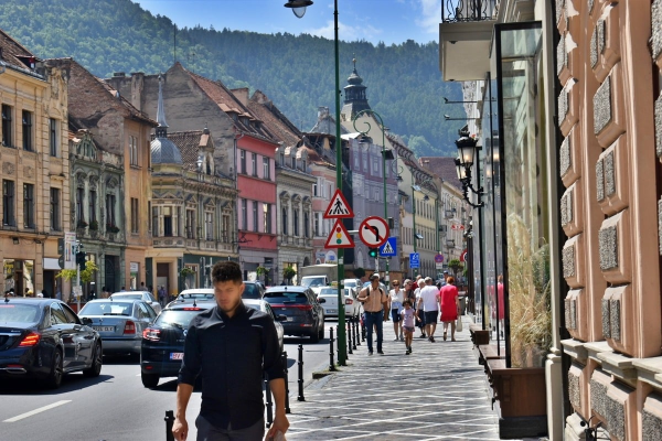 7.000 de brașoveni, somați să-și reabiliteze fațadele locuințelor / Din ianuarie 2026 vor plăti impozite mai mari cu până la 500% dacă nu se conformează