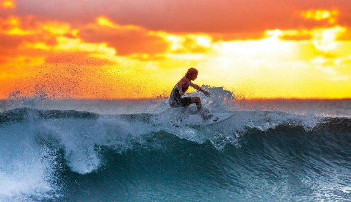 Un bărbat a murit după ce a căzut în mare de pe placa pentru surfing la 2 Mai