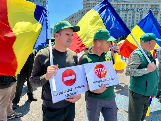 FOTO Silvicultorii, feroviarii şi rezerviştii militari protestează joi, în Piaţa Victoriei / ”Reorganizarea Romasilva serveşte unor interese diferite de cele ale statului român”