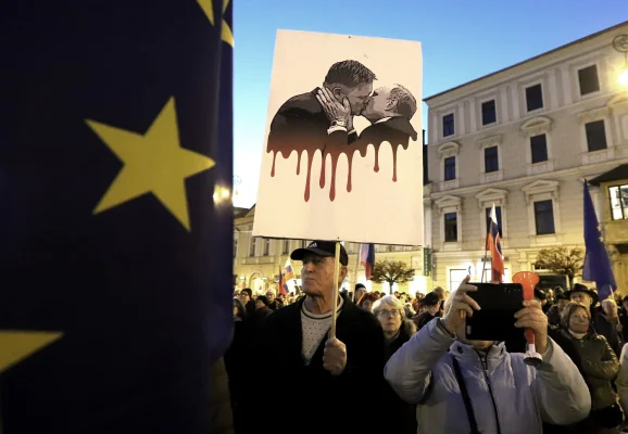 Slovacia, la răscruce între Vest și Moscova. Țara se confruntă cu luni întregi de proteste amenințându-l pe premierul Fico