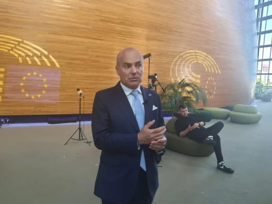 Video
        Rareș Bogdan o „iartă” pe Maia Sandu: „Nu am fi câștigat cu voturile din Moldova. Suntem aici din cauza lui Ciolacu”