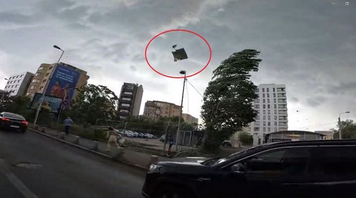 VIDEO Imagini cu furtuna din București: ușă rotativă smulsă de vânt și acoperiș de tablă care a aterizat în Dâmbovița