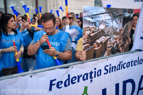 Sindicaliştii din Finanţe protestează în faţa ministerului cu pancarte pe care scrie: „Taxaţi capitalul şi marile proprietăţi, nu lucrătorii!”