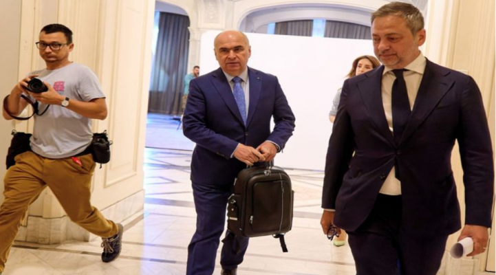 FOTO Noul premier a atras toată atenția în prima zi de lucru: Cum arată și cât costă rucsacul purtat de Ilie Bolojan