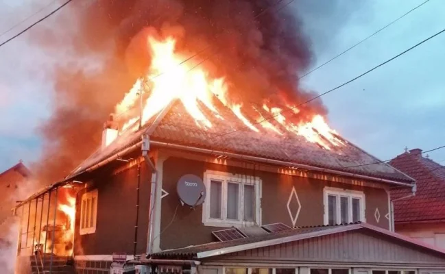 Bărbat acuzat de tentativă de omor, după ce a dat foc unui imobil în care se aflau trei persoane / Fapta, comisă „cu premeditare şi prin cruzimi”, pe fondul geloziei/ Una dintre victime, în stare critică