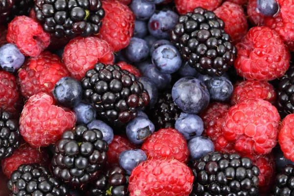 Mită de 30.000 euro pentru vânzarea de fructe de pădure în supermarketuri