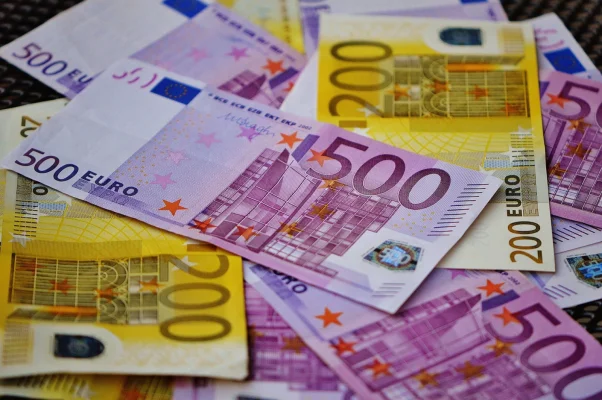 Cine sunt bugetarii care câștigă mai mult decât președintele României. Au salarii ce încep de la 6.000 € și "eterna pensie specială", în timp ce românii strâng cureaua